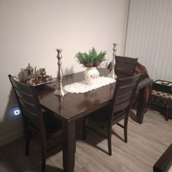 Dining Room Table and 4 Chairs