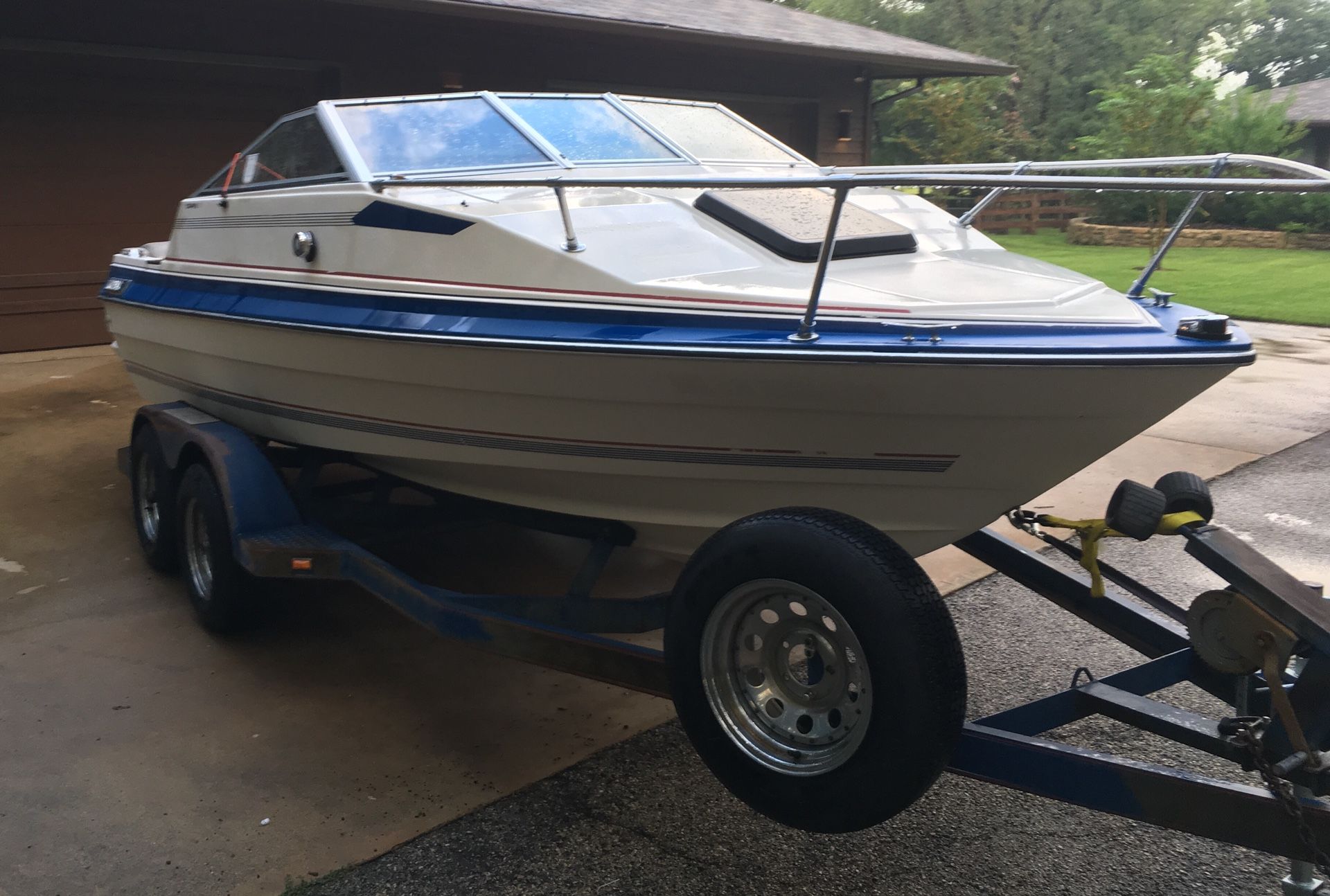 1985 Bayliner Capri Cuddy Cabin Yacht