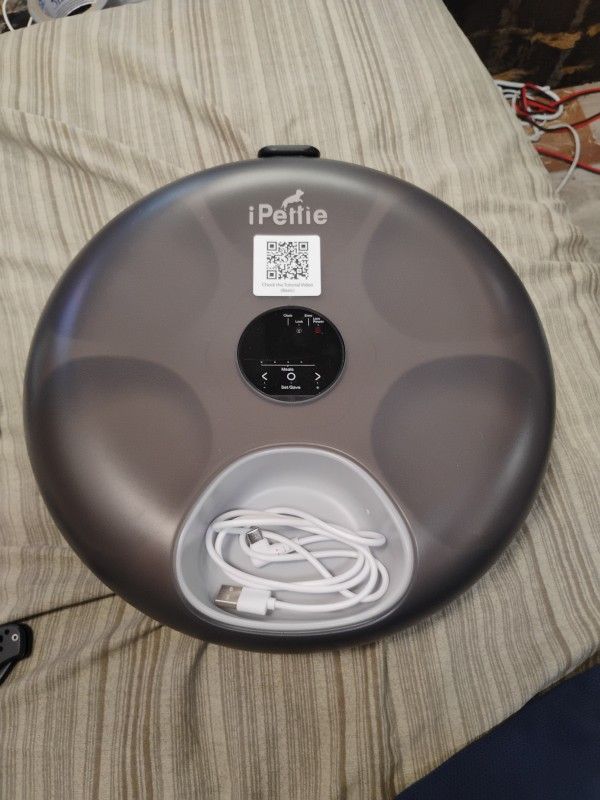 The Ipettie Donuts Frost 6 Meal Cordless Automatic Pet Feeder