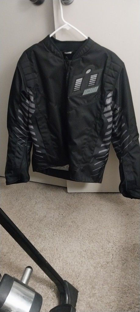 Motorcycle jacket with skid plates