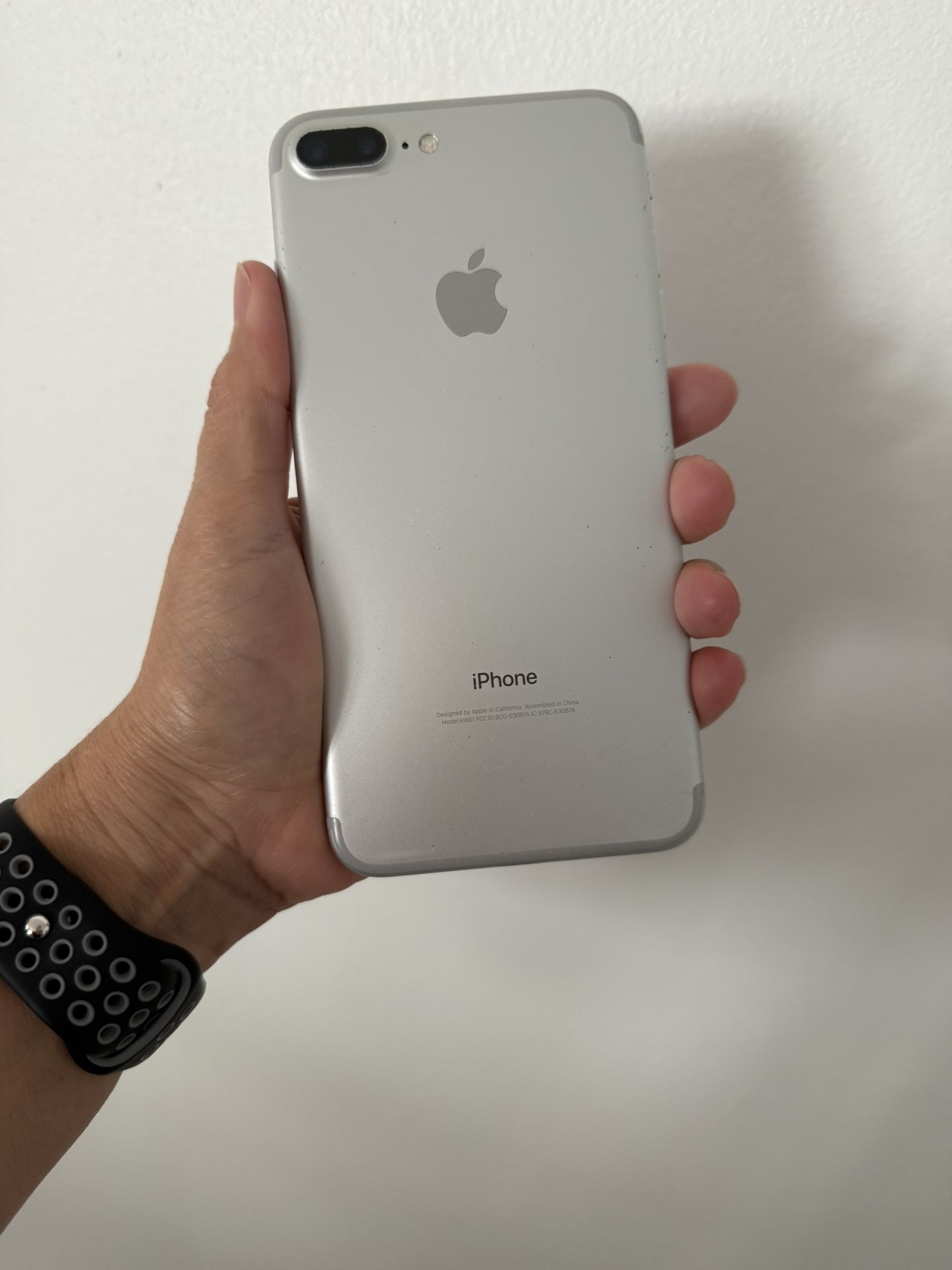 Apple iPhone 7 Plus Silver / White 128 GB, No Cracks, Unlocked For Any Carrier, Comes With Charger And Black Case. 