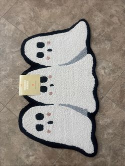 Hand Hooked Ghost Accent Rug