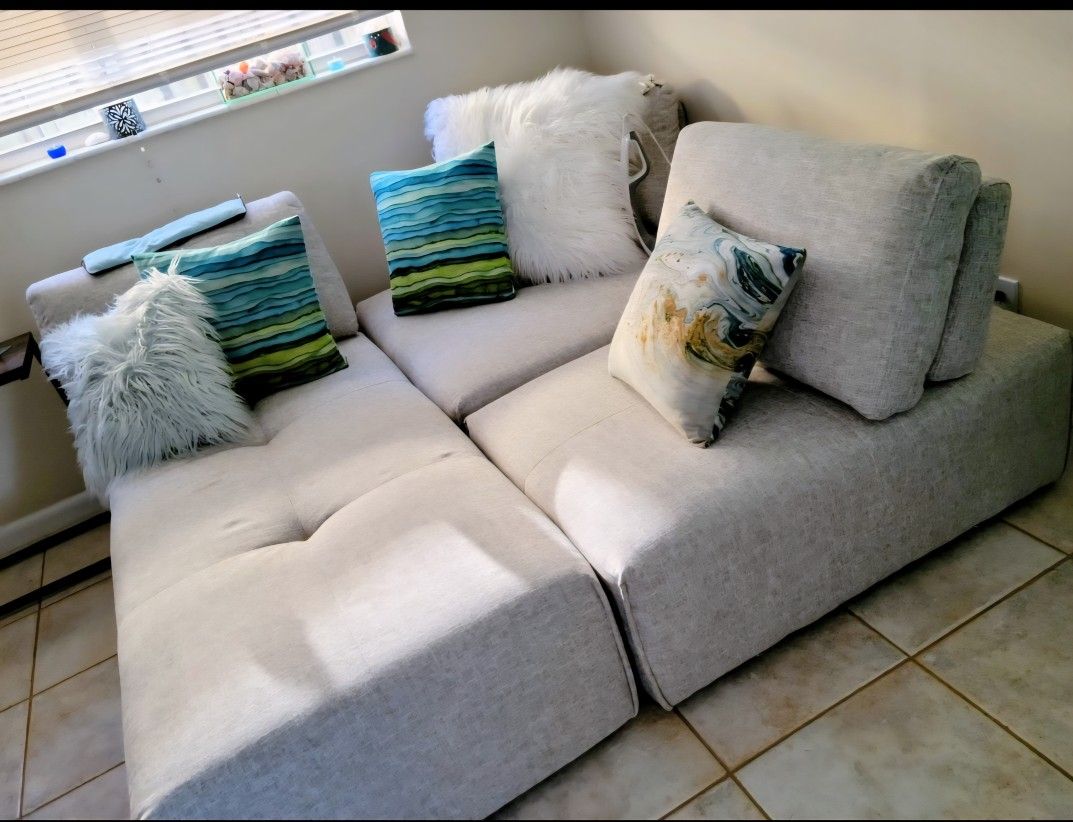 Couch Sectional W/ Chase Lounge