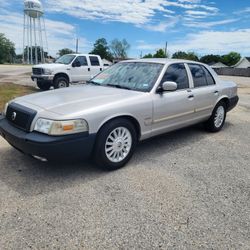 2009 Mercury Grand Marquis.