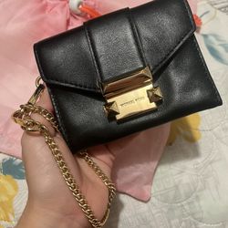 mini Michael Kors Chain wallet . for Sale in West Sacramento, CA - OfferUp