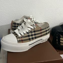 Burberry Shoes size 6/9.5