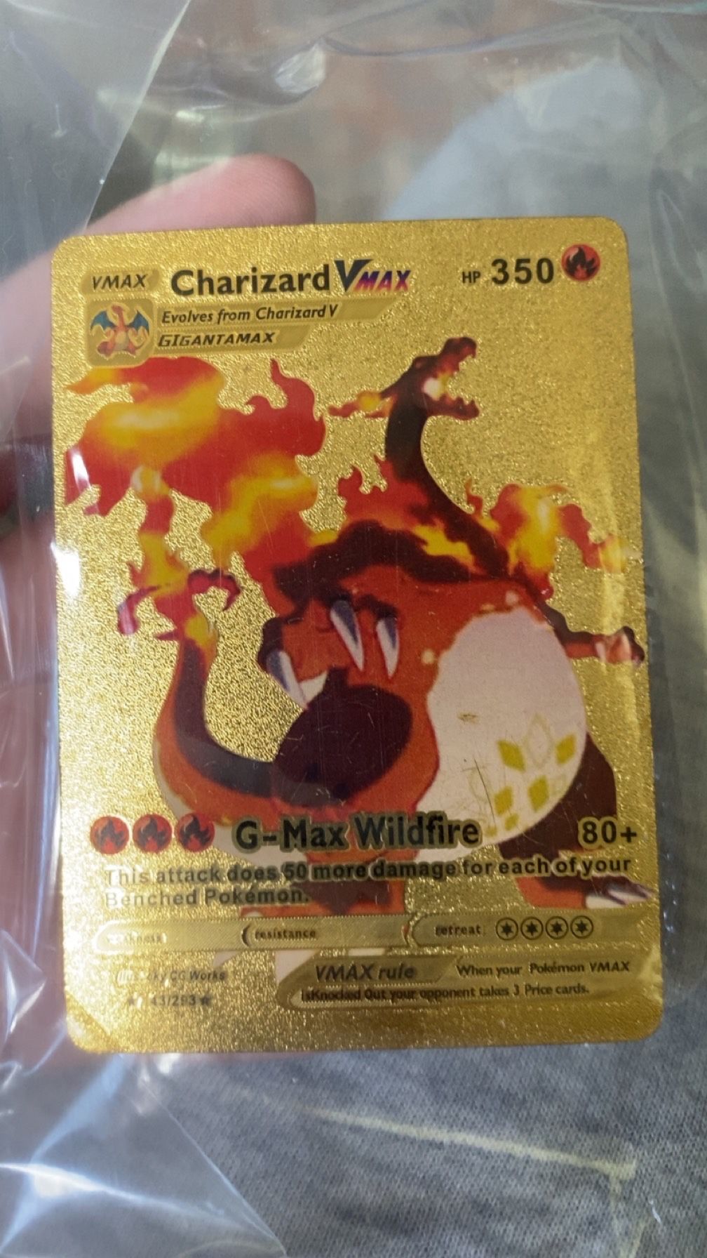 Pokemon Gold Foil Charzard VMAX Pokémon
