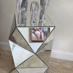 Pedestal Mirrored