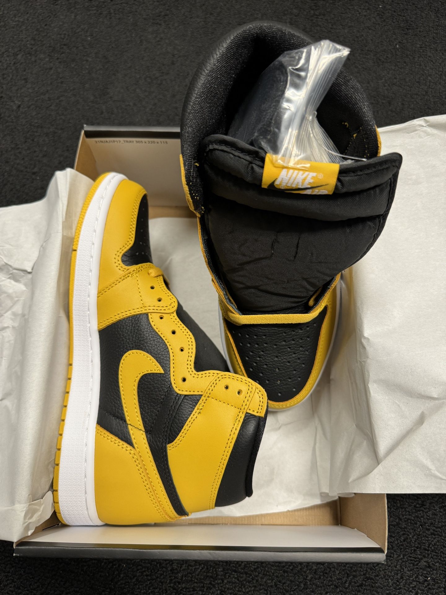 100% Authentic DS Nike Jordan 1 size 8.5 Pollen Yellow
