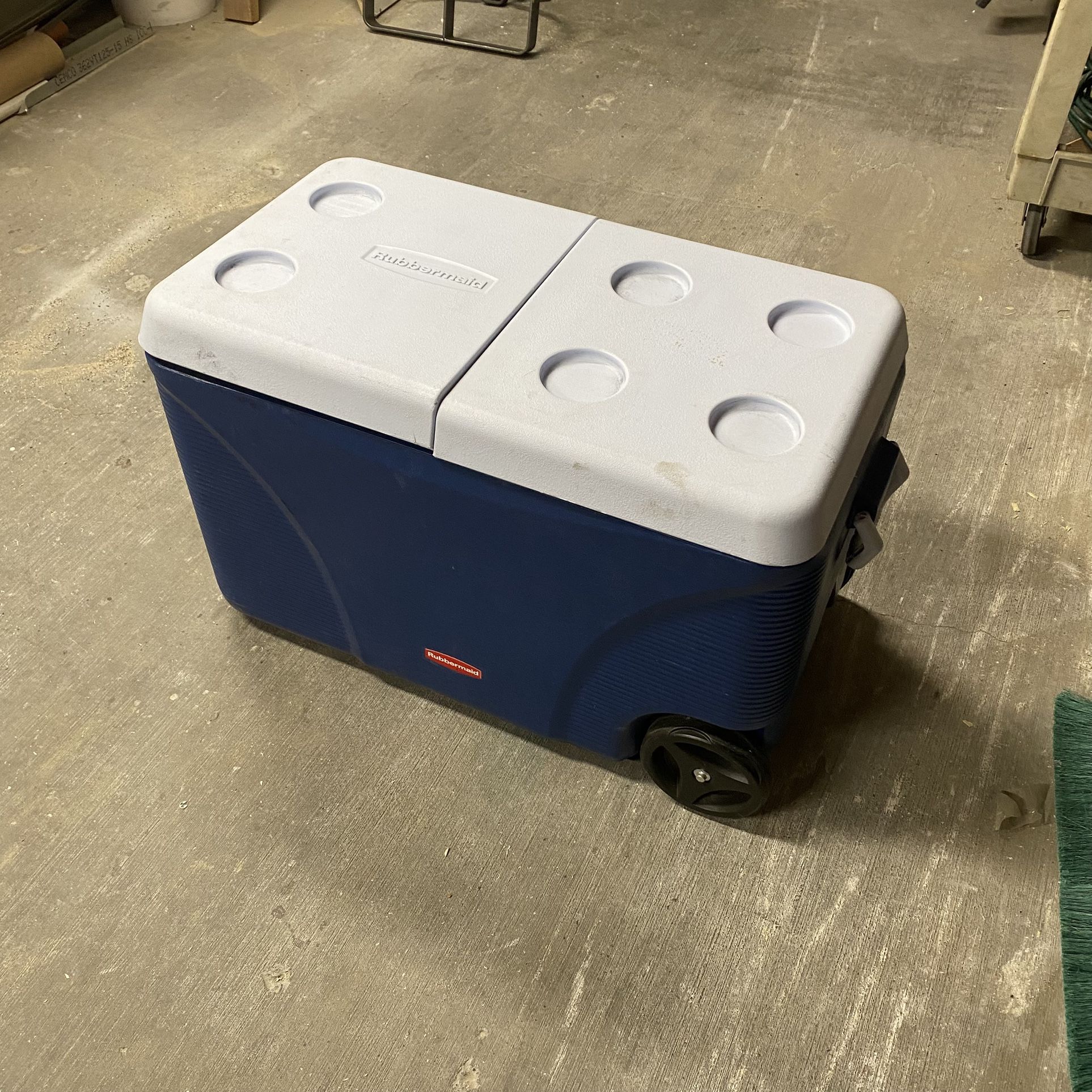 Rubbermaid Cooler