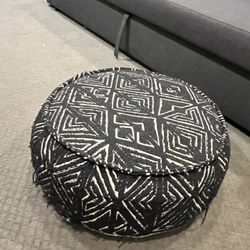 MOROCCAN-STYLE POUFS
