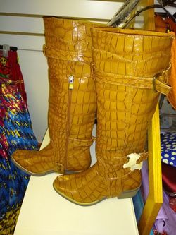 Women fashion boots size 9