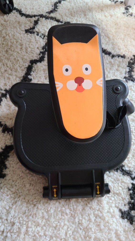 The Tiny Gogo Universal Stroller Board is a 2-in-1 buggy board with a detachable seat for toddlers, designed to be compatible with most stroller brand