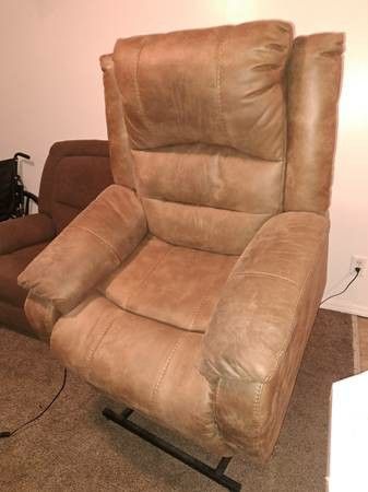 Recliner Lift Chair! Signature By Ashley Furniture! USB Port!