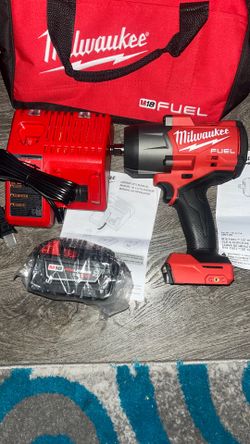 Milwaukee M18 FUEL 1/2 HIGH TORQUE IMPACT WRENCH Combo Kit 