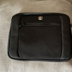 Wenger SwissGear “The Lunar” Laptop Sleeve Case ~Black Padded 15”