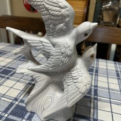 Beautiful Vintage “ Doves In Tree Branch “ Ceramic Figurine 