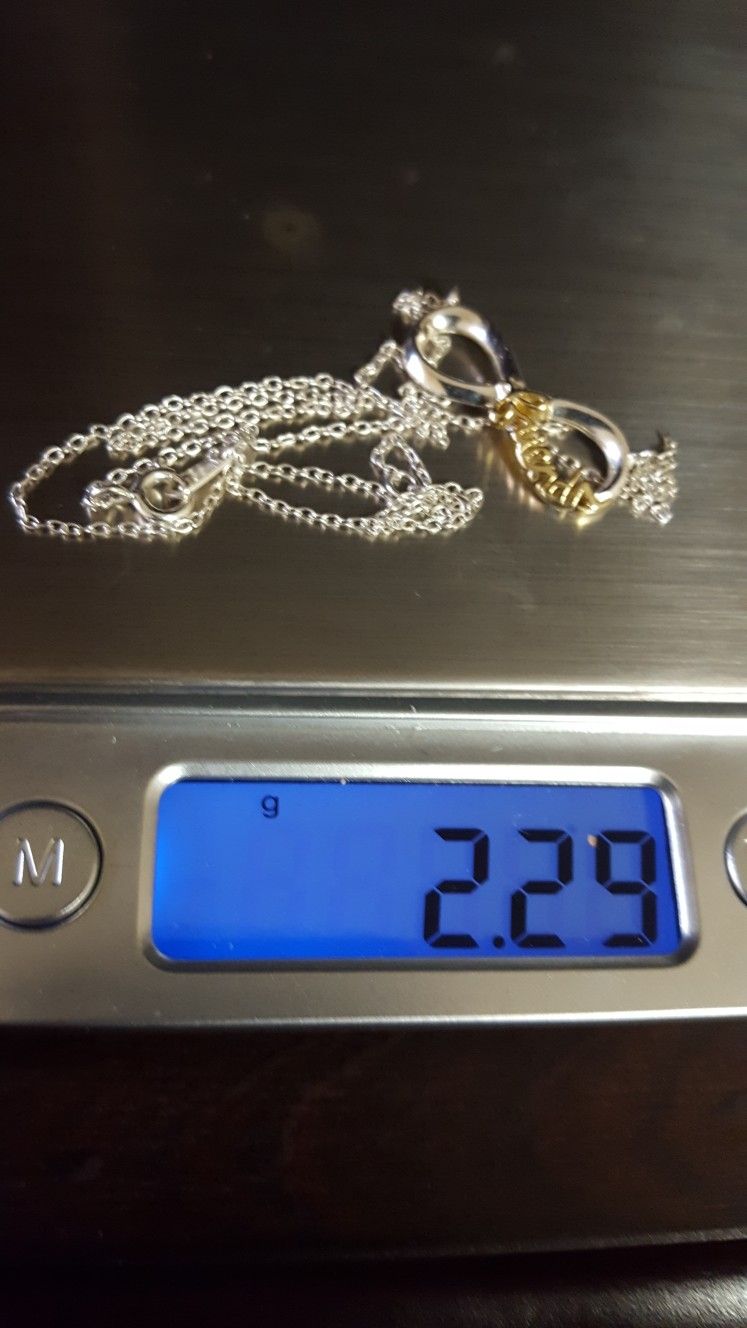 Beautiful 925 Sterling Silver Italy necklace. Pendant is covered in 10k GOLD, 2.29grs size 18"inches long. (FRIENDS) please see pictures for details