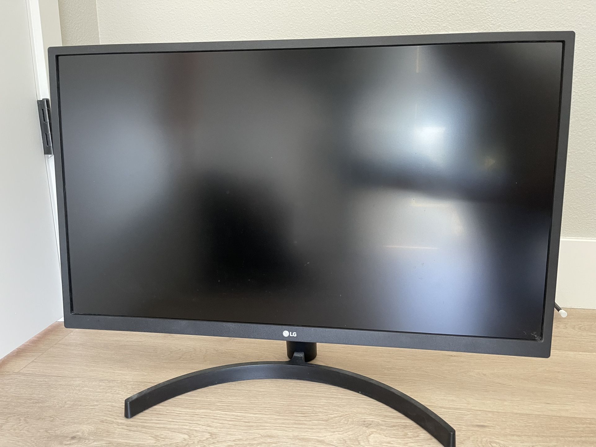 LG 27 Inch 4K IPS Monitor w/ HDR and AMD Free Sync