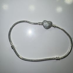 PANDORA MOMENTS SPARKLING PAVÉ HEART CLASP BRACELET
