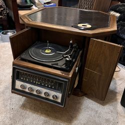 Vintage Wooden Gramophone / Record Player – Fully Working – Records Included