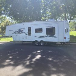 Selling My 2006 Montana Fifth Wheel Travel Trailer 32 Foot Three Flight Out In Excellent Shape Asking 15,400 Or Best Offer