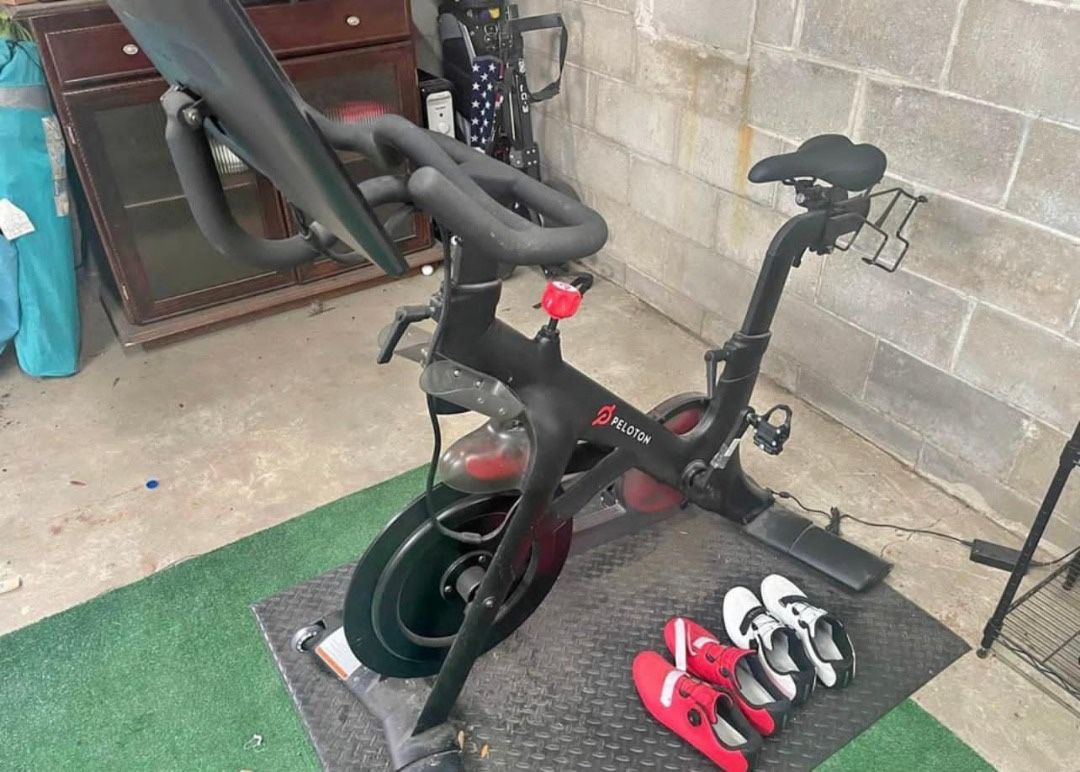 Peloton, Black Color