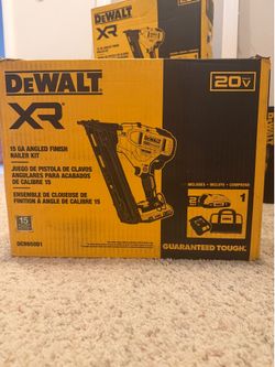 NEW DEWALT 20V MAX XR 15-GA Angled Finish Nailer Kit DCN650D1