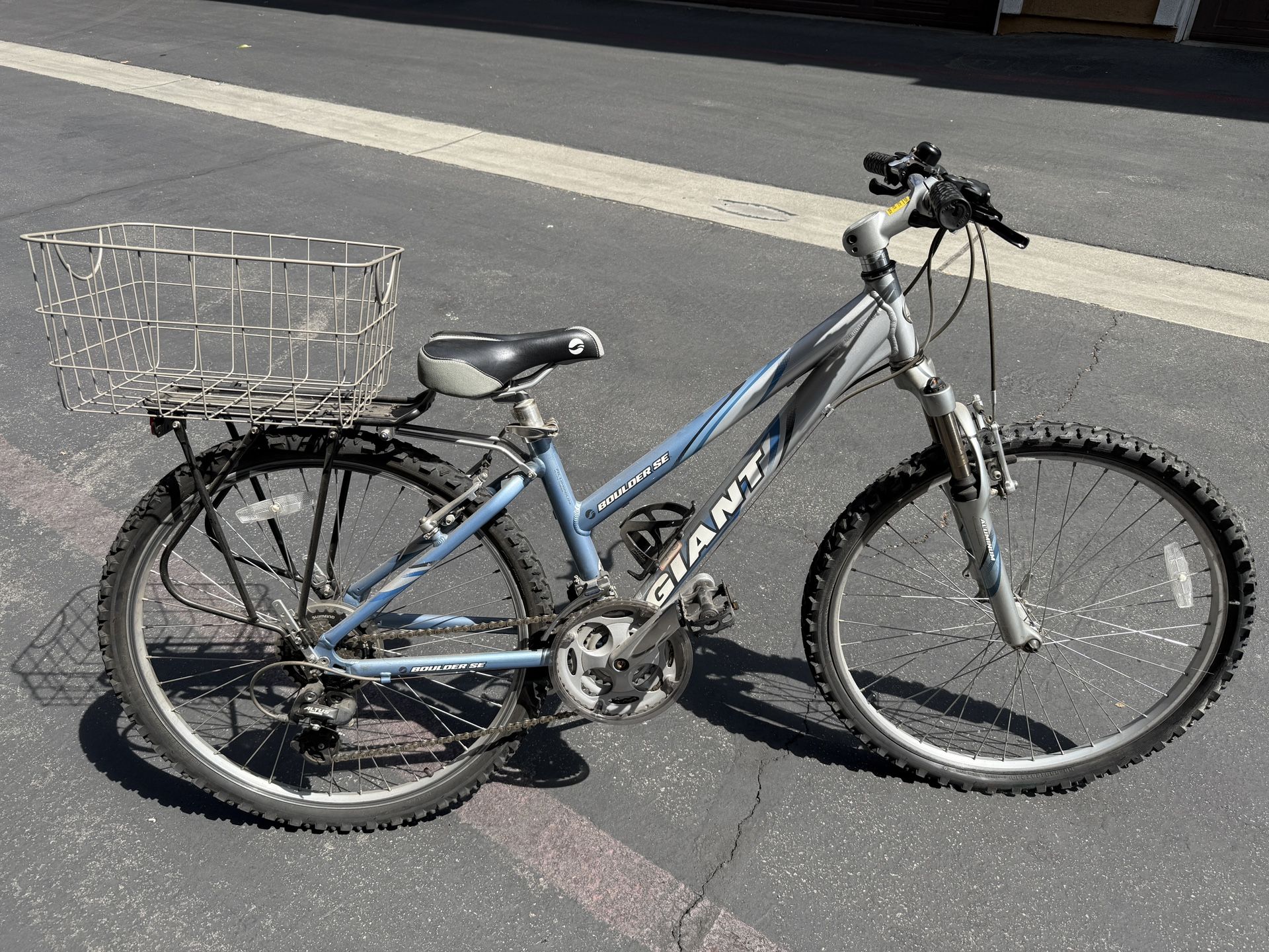 Giant Boulder SE 24 Speed Mountain Bike