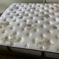 Stearns & Foster King-size Mattress And Box spring With Free Delivery!