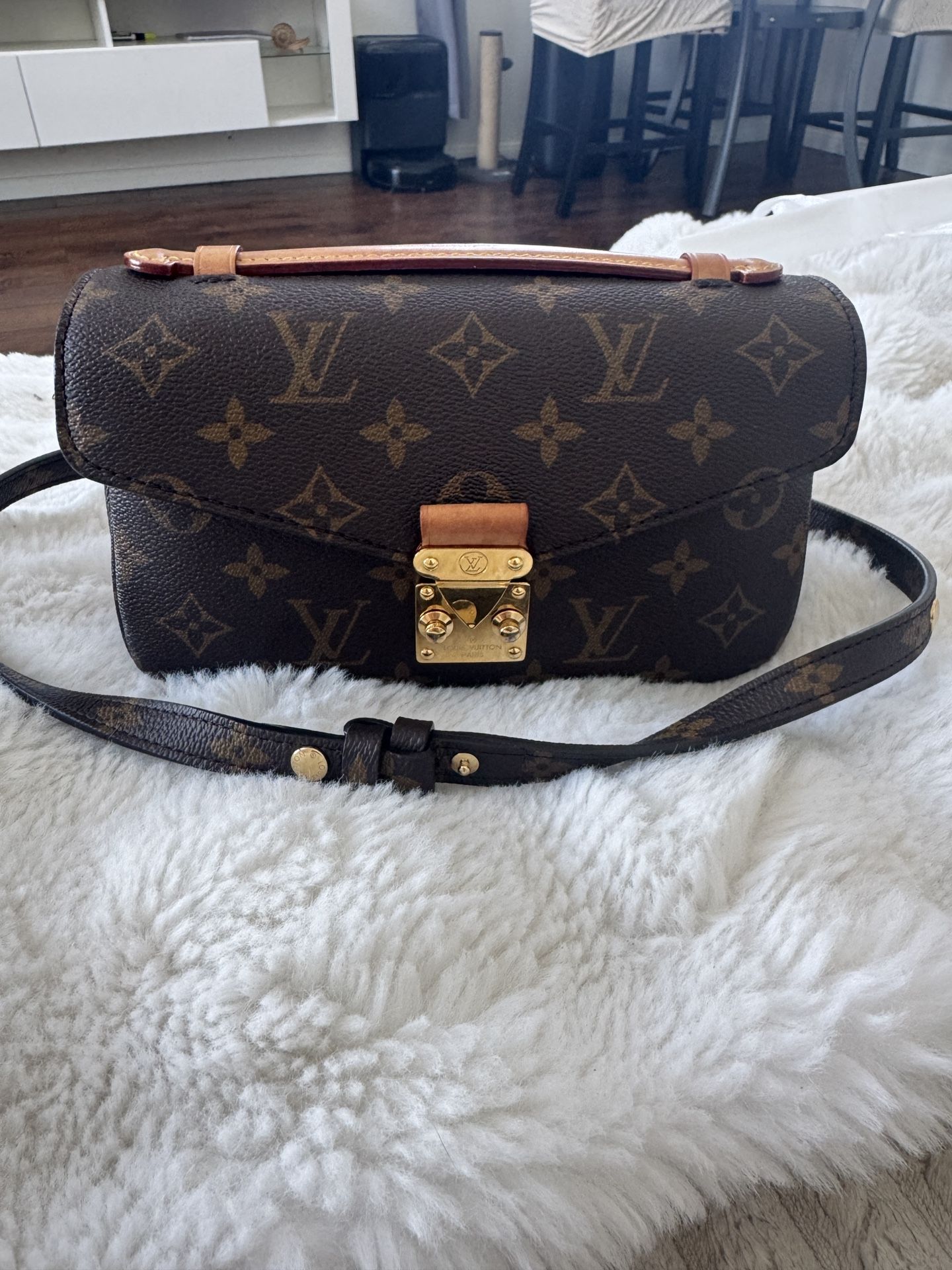 Gorgeous and authentic Louis Vuitton Pochette Métis in iconic monogram canvas 
