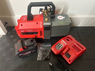 Milwaukee M18 18V Lithium-lon Cordless 5 CFM Vacuum Pump Kit