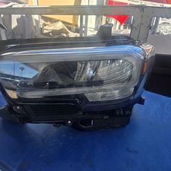 2021- 2023 Toyota Tacoma Left Headlight