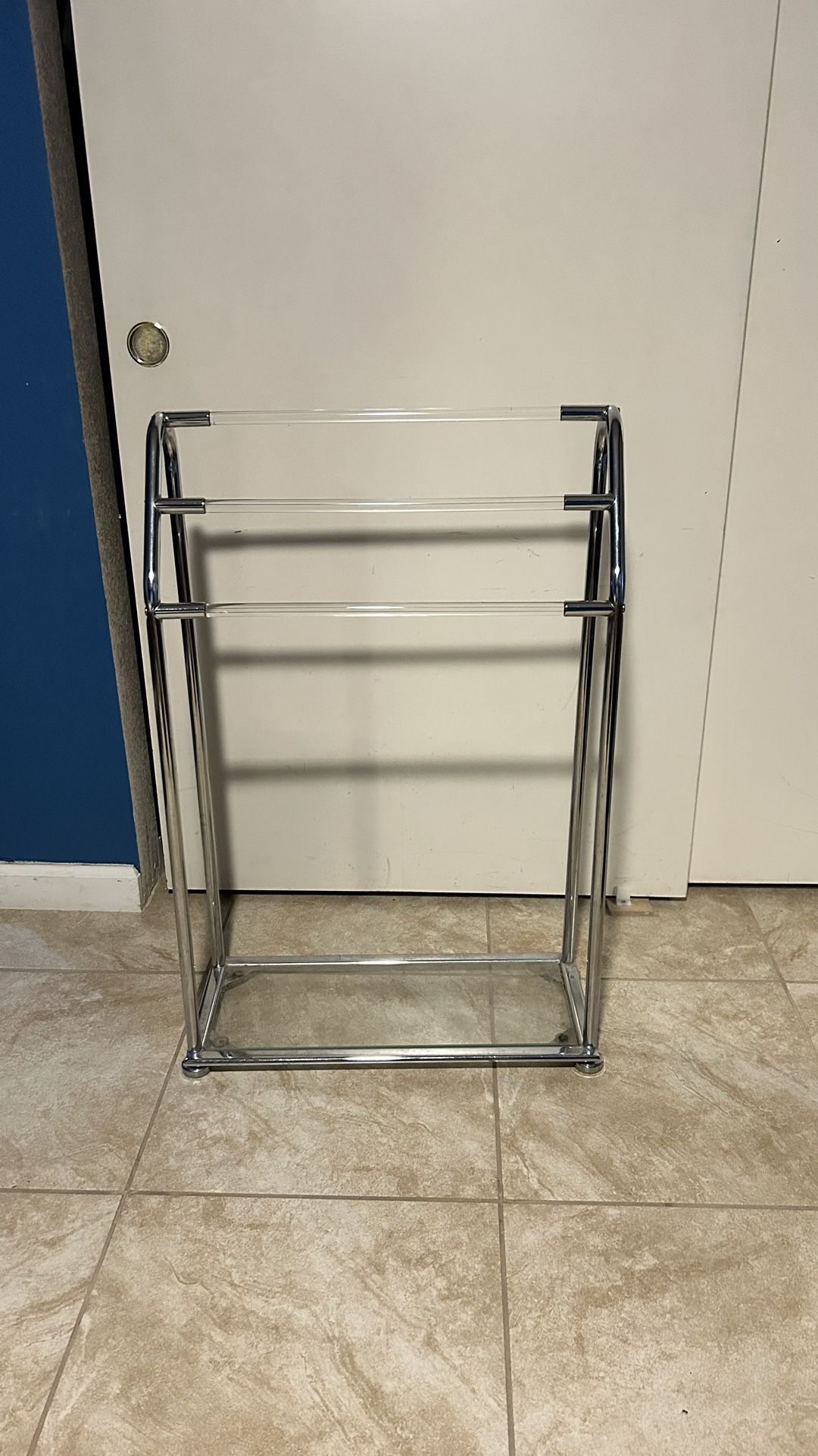 Freestanding towel rack