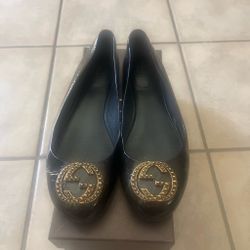 Black Gucci ballet flats with gold logo
