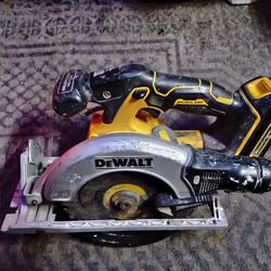 DeWalt Circular Saw 