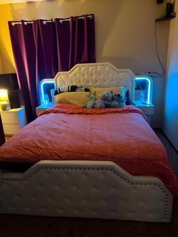 Bed with padded headboard and integrated LED lights,

4 drawers

I add two extra tables free