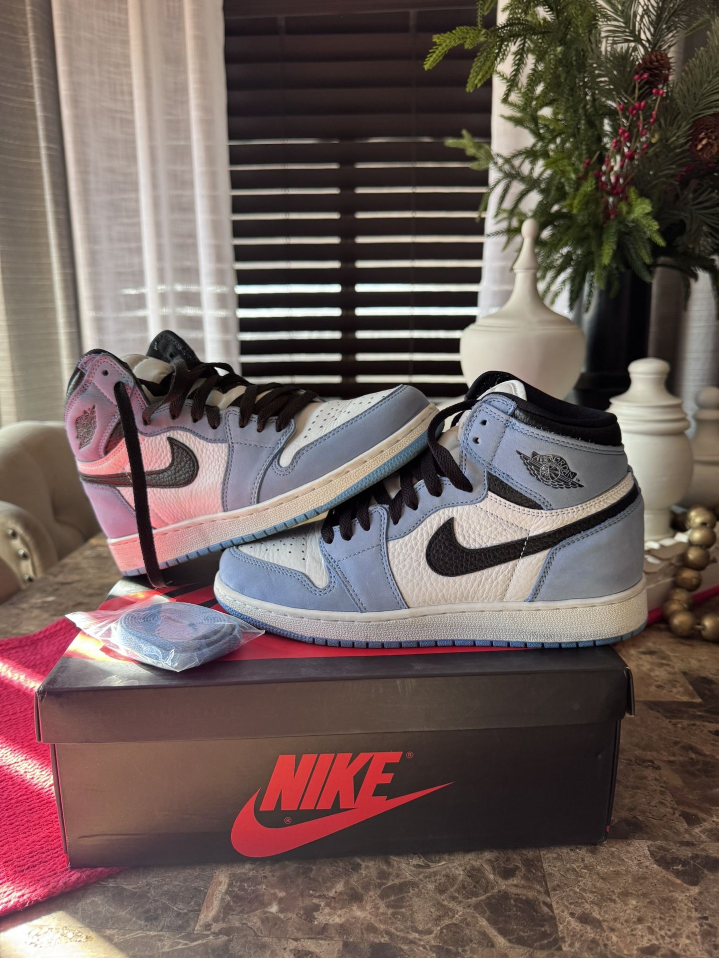 University Blue Jordan 1 (US7y)