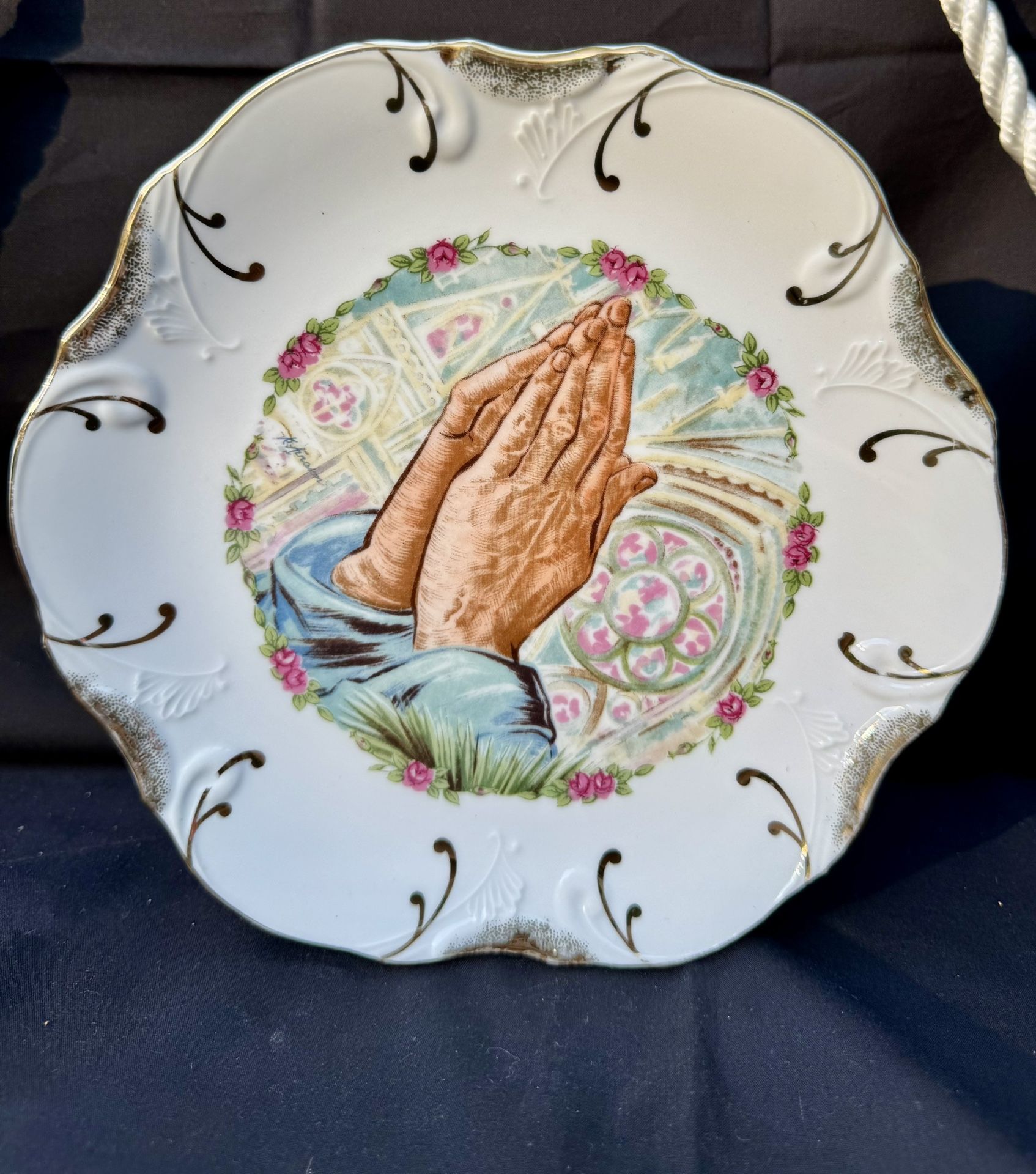 Vintage collector plate featuring Albrecht Dürer's "Praying Hands" design.
