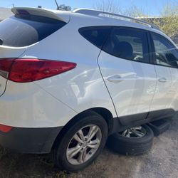 Parts Out 2011 Hyundai Tuzon