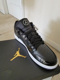 BRAND NEW AIR JORDAN 1 LOW SE SIZE 9.5 IN BOX