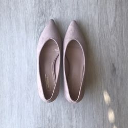 Pointed toe kitten heel pump in velvet pink