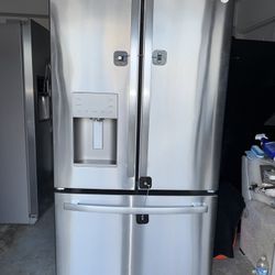 Very nice Ge refrigerator everything work good only $650