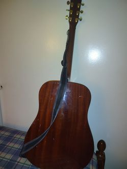 Guitarra usada en buenas condiciones para practicar