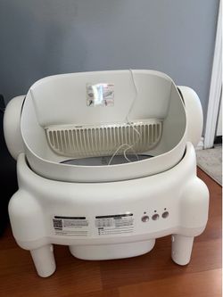 Self cleaning litter box