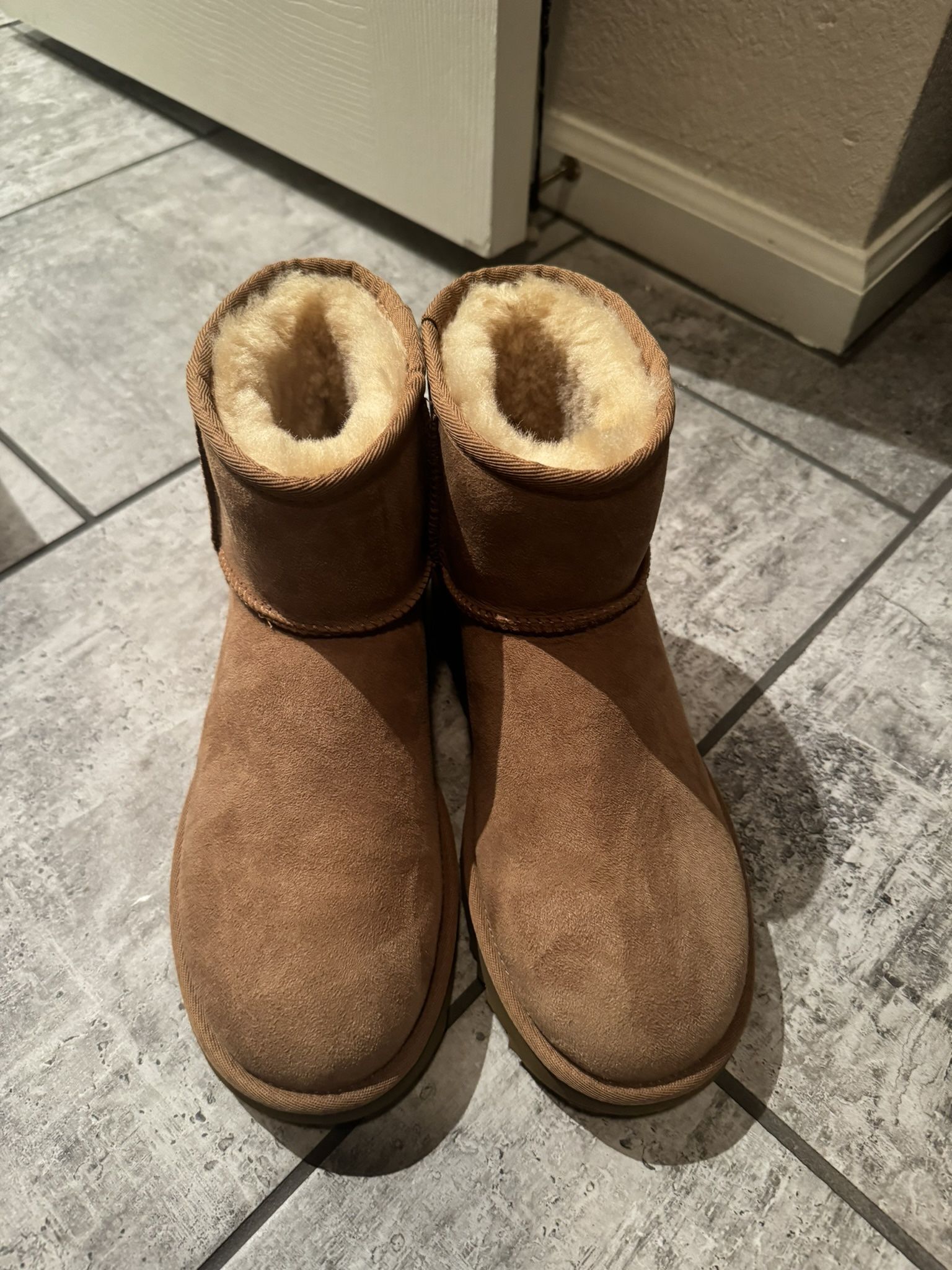 Uggs Mini chestnut Size 7