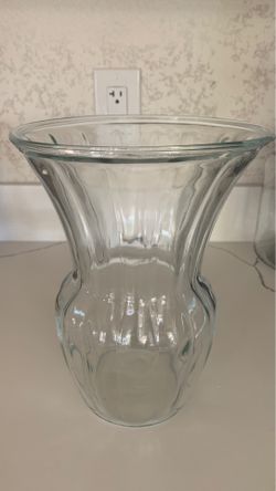 Glass flower vase