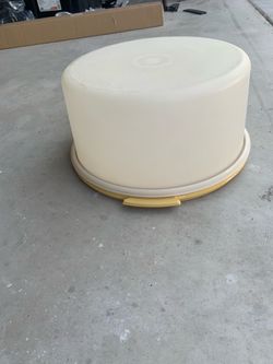 Tupperware cake carrier