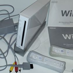 Nintendo Wii RVL-001 Console & 2 Remotes in excellent condition