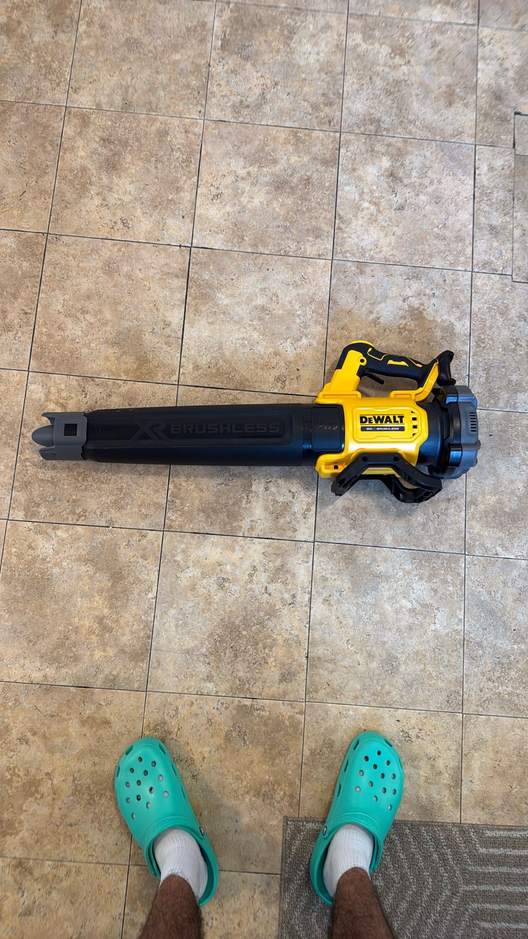 DEWALT 20V MAX 125 MPH 450 CFM Brushless Cordless Battery Powered Blower Kit
